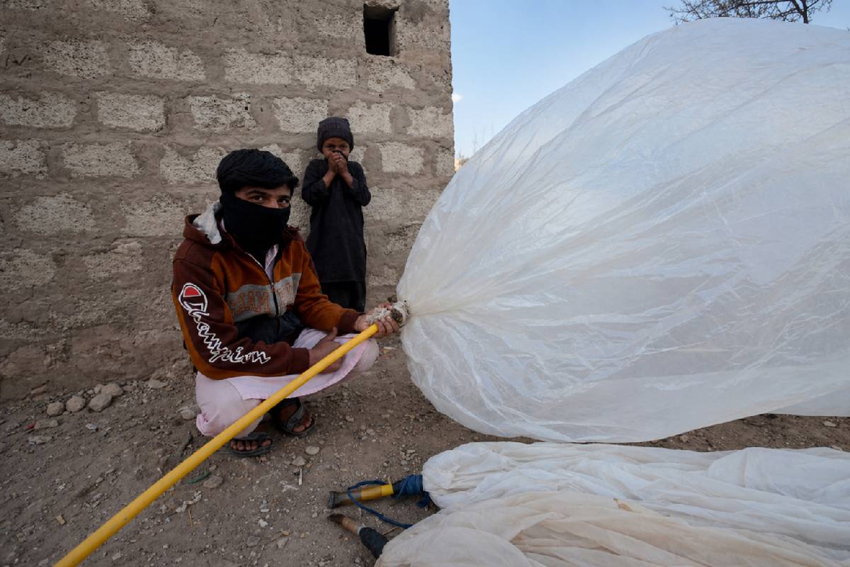 எரிபொருள் தட்டுப்பாட்டால் பலூன்களில் சமையல் எரிவாயுவை வாங்கி செல்லும் மக்கள் | Pakistanis Fill Cooking Gas In Plastic Balloons