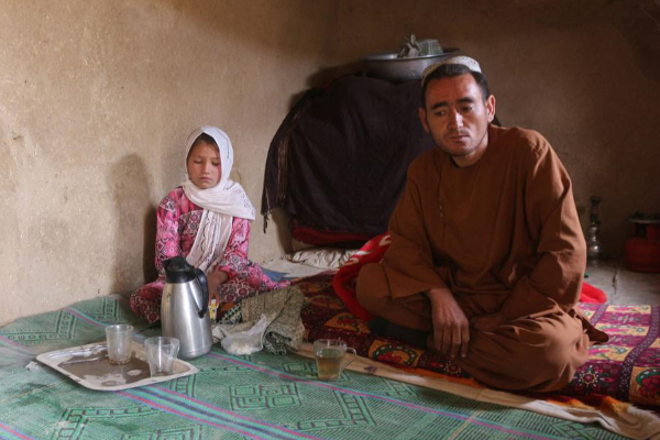 வறுமையால் 9 வயது சிறுமியை முதியவருக்கு விற்ற கொடூர தந்தை | Afghanistan Child Sales Old Men