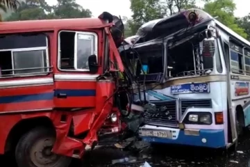 இரண்டு பேருந்துகள் மோதியதில் பாரிய விபத்து - கடும் போக்குவரத்து நெரிசல்