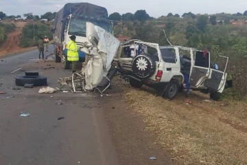 லாரியின் பிரேக் திடீரென பழுதானதால் கோர விபத்து; 13 பேர் பலி