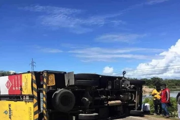 எரிவாயு சிலிண்டர்களை ஏற்றிச்சென்ற வாகனம் குடைசாய்ந்து விபத்து