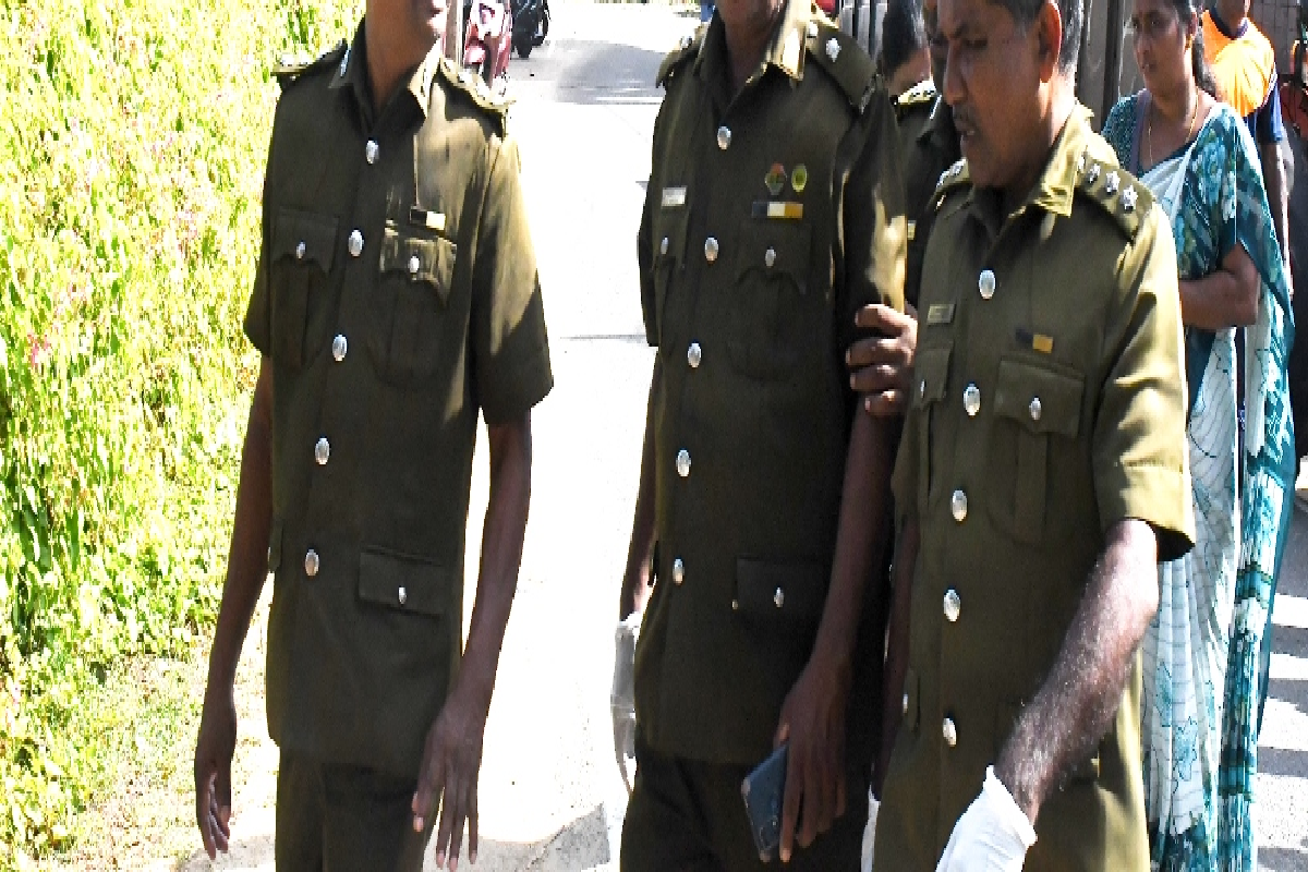 மட்டக்களப்பில் அதிரடி காட்டிய அதிகாரிகள் ; திடீர் சோதனையில் சிக்கிய உணவகங்கள் | Officials Launch Major Operation In Batticaloa மட்டக்களப்பில் அதிரடி காட்டிய அதிகாரிகள் ; திடீர் சோதனையில் சிக்கிய உணவகங்கள் | Officials Launch Major Operation In Batticaloa