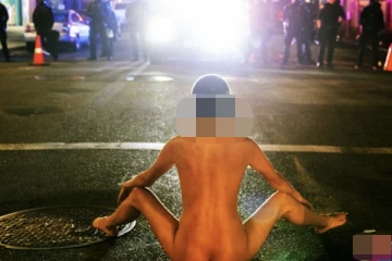 පාරේ යන අයට නිරුවත පෙන්වූ පුද්ගලයෙක් මට්ටු වෙයි...විසිල් ගසා ඇඳුම් ගලවා කරපු හරියක්..