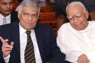 சக்கர நாற்காலியில் சபைக்கு வந்த சம்பந்தன்! உதவினார் ரணில்