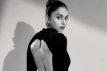 பேக்லெஸ் உடையில் ரகுல் ப்ரீத் கவர்ச்சி போட்டோஷூட்