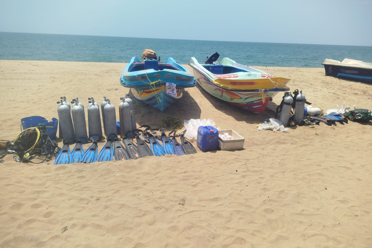 சட்டவிரோத மீன்பிடியில் ஈடுபட்ட 53 பேர் கடற்படையினரால் கைது | 53 Illegal Fishermen Arrested By The Navy