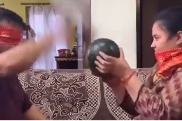 தர்பூசணிக்காயால் தப்பிக்கும் மனைவி! கணவரின் பரிதாப நிலை....இப்படி ஒரு அவலமா? | Viral Video Funny Video