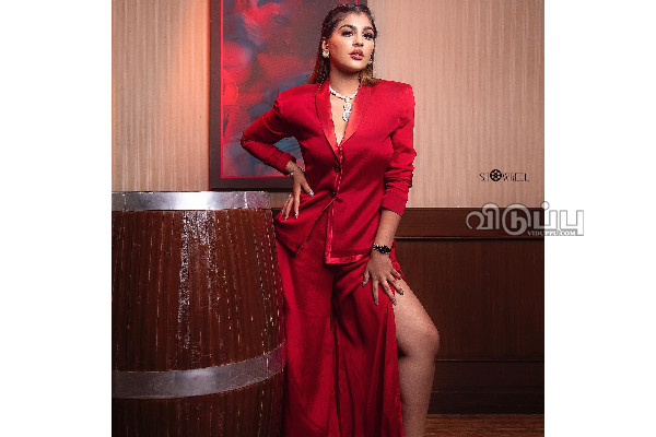 அந்த ஆடையில் மட்டும் மொத்தமாக காட்டும் எஸ் ஜே சூர்யா பட நடிகை.. அதுக்குனு இப்படியா? | Yashika Aannand Latest Hot Photoshoot