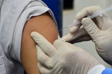 தடுப்பூசி வழங்கும் நடவடிக்கைகளில் அரசியல்வாதிகளின் தலையீடு