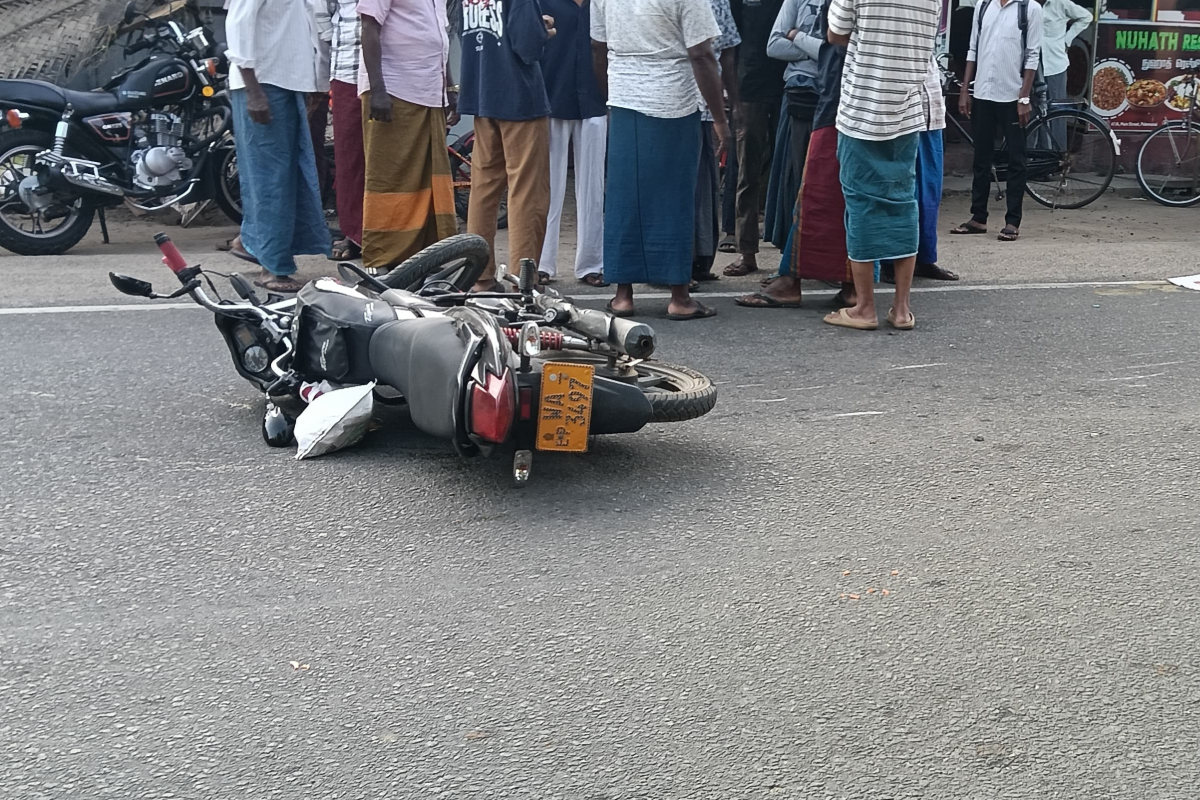 அக்கரைப்பற்றில் கோர விபத்து! குடும்பஸ்தர் ஸ்தலத்திலேயே பலி | Motorcyclist Died On The Spot In A Accident