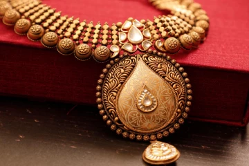 வார முதலிலேயே சரிந்த தங்கம் விலை - இன்றைய நிலவரம் என்ன?