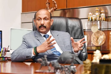 எமில் லக்ஸ்மி காந்தன் மற்றும் முருகேசு ஸ்ரீ சண்முகராஜா ஆகியோர் கறுப்பு பட்டியலில் இருந்து நீக்கம்