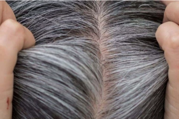 இளநரையால் அவதிப்படுகிறீர்களா? இதை செய்தால் போதும்! கருகருவென வளருமாம்