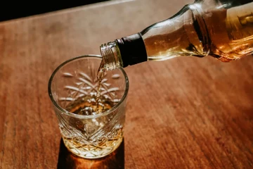 குடிதண்ணீருடன் மதுபானத்தை கலந்து கொடுத்த மாணவர்கள்