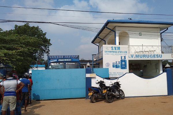 நாட்டின் பல பகுதிகளில் எரிவாயு தட்டுப்பாடு: நீண்ட வரிசையில் காத்திருக்கும் மக்கள் (VIDEO) | Gas People Jaffna Kilinochchi Litro