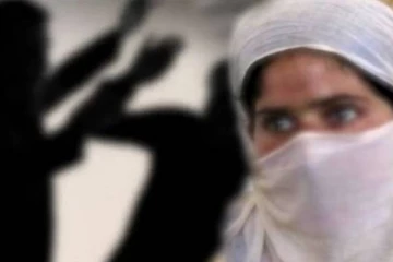 பெண்ணை நிர்வாணமாக்கி வாலிபர் செய்த காரியம் - 50 இடங்களில் வெட்டுக்காயம்!