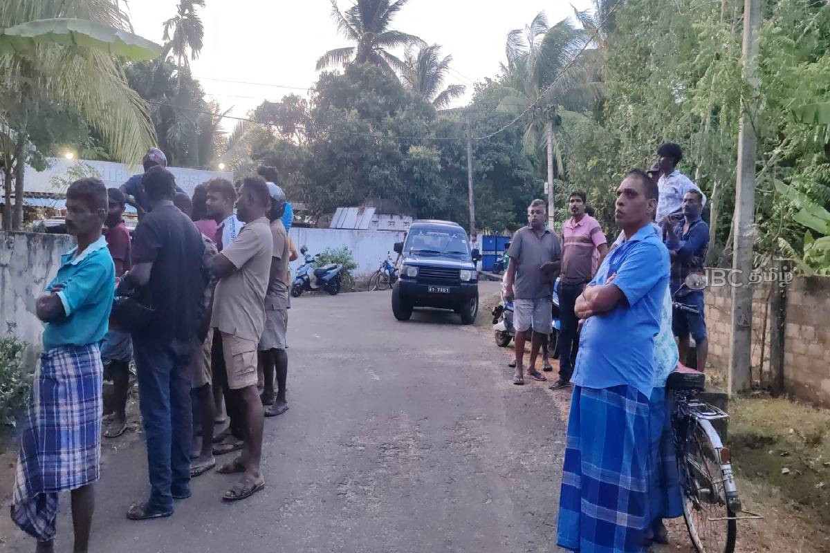 வவுனியாவில் வீடொன்றிலிருந்து தாயும் மகனும் சடலமாக மீட்பு…! | Mother And Son Dead From A House In Vavuniya