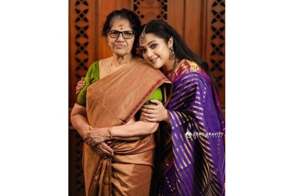 நடிகை மீனாவின் மகளை பார்த்திருக்கிறோம், அவரது அம்மாவை பார்த்துள்ளீர்களா?- முதன்முறையாக வெளியான புகைப்படம் | Actress Meena Mom Pic