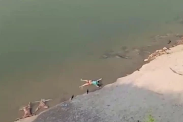 கங்கையில் மிதக்கும் உடல்களால் கொரோனா பரவும் அபாயம்!  இந்திய செய்திகள்