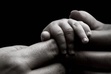 பிரசவத்தில் துண்டான சிசுவின் தலை.. பெண்ணின் வயிற்றிலேயே வைத்து தைத்த கொடூரம்!