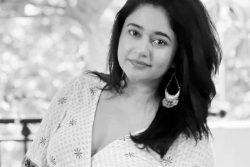 இப்படியொரு லுக்கில் மயக்கும் 39 வயது நடிகை பூனம் பாஜ்வா.. இதோ புகைப்படங்கள்..