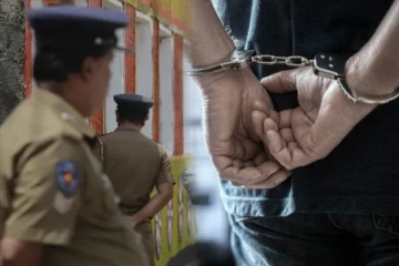 யாழ்.காரைநகரில் இரு கடற்படையினர் கைது