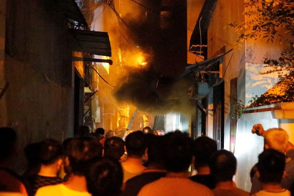 මහල් නිවාසයක ගින්නක් ඇවිලී යයි - 56ක් ජිවිතක්ෂයට පත් වූ සංවේදී පුවතක්.. තුවාල ලැබූවන් අතර කුඩා ළමයිනුත්.. (PHOTOS) | Vietnam At Fire