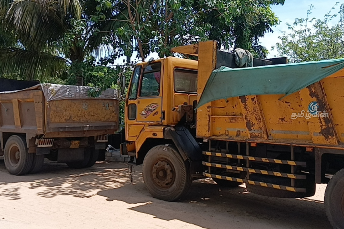 முறையற்ற விதத்தில் மணல் அனுமதி : இரண்டு டிப்பர்கள் பொலிஸாரால் பறிமுதல் | Police Seize Two Tippers Illegal Sand Extraction முறையற்ற விதத்தில் மணல் அனுமதி : இரண்டு டிப்பர்கள் பொலிஸாரால் பறிமுதல் | Police Seize Two Tippers Illegal Sand Extraction