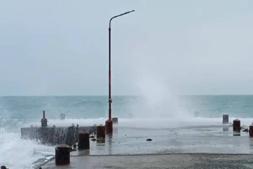 மன்னார் வளைகுடா கடல் பகுதியில் சூறை காற்றுடன் கடல் சீற்றம்: போக்குவரத்து அபாயம்(Photo)
