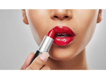 தேனிலவிற்கு Lipstick எடுத்துச் செல்ல.. ரூ.27 லட்சத்திற்கு handbag வாங்கிய பெண் - எங்கு தெரியுமா?