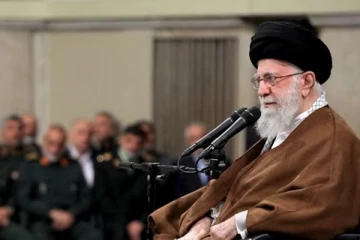 பிரான்ஸ் பேருந்து ஒன்றில் ஒட்டப்பட்டிருந்த படம்... ஈரான் கடும் கண்டனம்