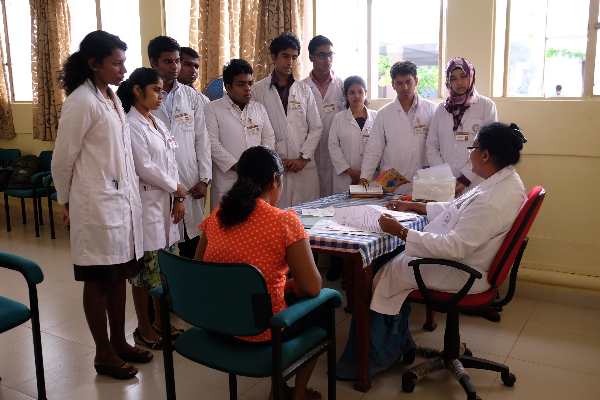 வைத்தியர்கள் கட்டாய பயிற்சிக்காக வெளிநாடு செல்லுவதில் ஏற்பட்டுள்ள சிக்கல்! | Suspension Of Doctors Going Abroad For Compulsory