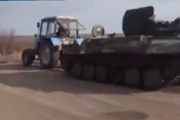 உக்ரைனில் பறிபோனது ரஷியாவின் பீரங்கி ; வைரலாகும் காணொளி