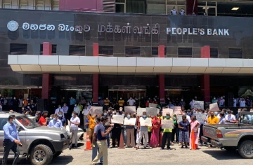 அரசாங்கத்திற்கு எதிராக மக்கள் வங்கி மற்றும் STFC வங்கி ஊழியர்கள் பாரிய போராட்டம் (Photos)