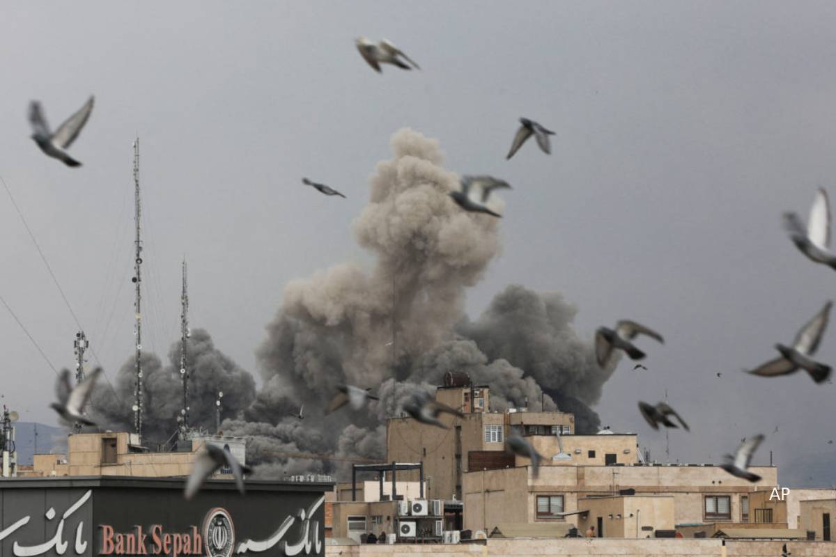 போருக்கு மத்தியில்... ஹார்முஸ் நீரிணை வழியாக தங்குத்தடையின்றி பாயும் ஈரான் எண்ணெய் | Iranian Oil Flows Through Hormuz