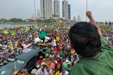 கோட்டாபய, ரணில் அரசுக்கு எதிராக வீதியில் இறங்கிய சஜித் அணி! (காணொளி)