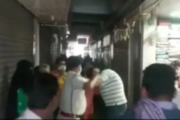 அலறியடித்து ஓடிய பெண்கள்! ஷட்டரை அடைத்து வைத்து கல்லா கட்டிய கடைக்காரருக்கு போலீஸ் வைத்த ஆப்பு! வைரல் வீடியோ