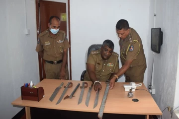 மட்டக்களப்பில் வாள்களுடன் மூவர் கைது