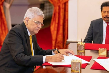 அலரிமாளிகையை நிராகரிக்கும்  பிரதமர் ரணில்!