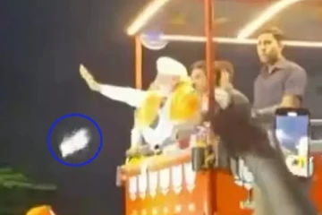 பிரதமர் மோடி மீது செல்போன் வீச்சு; பேரணியில் பரபரப்பு - பரவும் வீடியோ