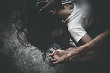 கூட்டு பாலியல் வன்கொடுமை.. வீடியோ எடுத்து மிரட்டி மீண்டும்... - கதறிய தந்தை!