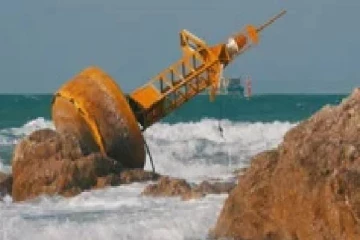 யாழ் கடலில் தொடர்ந்து மிதந்து வரும் மர்மப் பொருள்