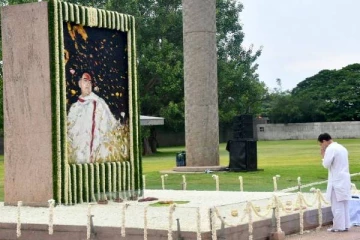 ராஜீவ் காந்தி நினைவிடத்தில் ராகுல் காந்தி மரியாதை