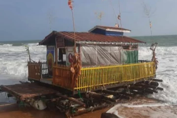 யாழில் கரையொதுங்கிய மிதவைப்படகு; பிரதேசவாசிகள் சந்தேகம்!