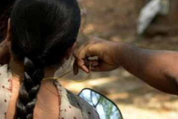 மோட்டார் சைக்கிளில் சென்றுகொண்டிருந்த பெண்ணுக்கு காத்திருந்த அதிர்ச்சி