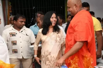அரசியலில் ஈடுபட தயாராகி வரும் முக்கிய முன்னாள் அமைச்சரின் மனைவி
