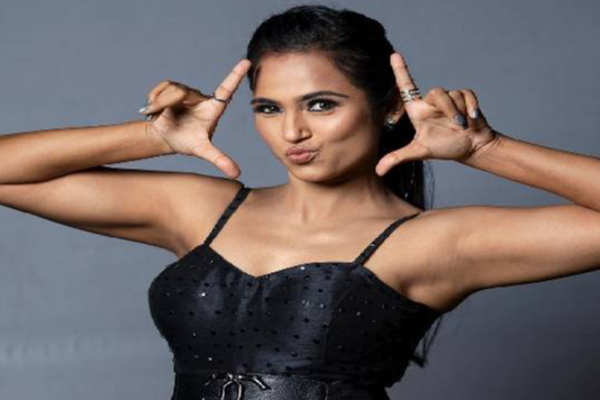 கலக்கலான கருப்பு உடையில் ரசிகர்களை கவர்ந்த ரம்யா பாண்டியனின் போட்டோஷூட் | Ramya Pandian Glamourous Photoshoot