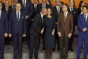 ஜெர்மனியின் பெண் அமைச்சரின் கன்னத்தில் முத்தமிட முயன்ற குரோஷியா அமைச்சர்