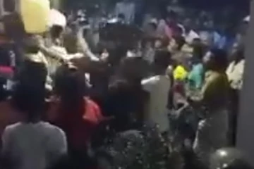 ඉන්ධන පෝලිමේ පිරිසක් අතර විශාල ගැටුමක්.. උණුසුම් තත්වයක්.. (VIDEO)