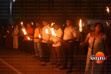 දැවැන්ත උද්ඝෝෂණයක් - ගිනි පන්දම් අතැතිව ජනතාව පාරට බහී